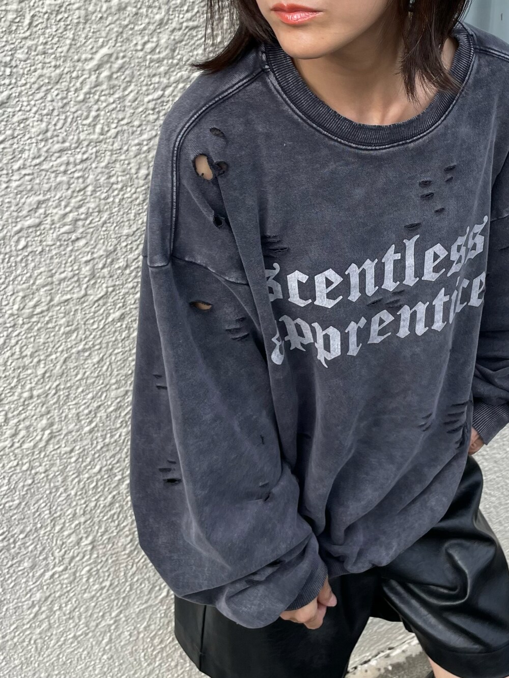 ブラック系のスウェット、ブラック系のその他パンツ、ブラック系のブーツを着用したレディースの秋コーディネートの2枚目の写真