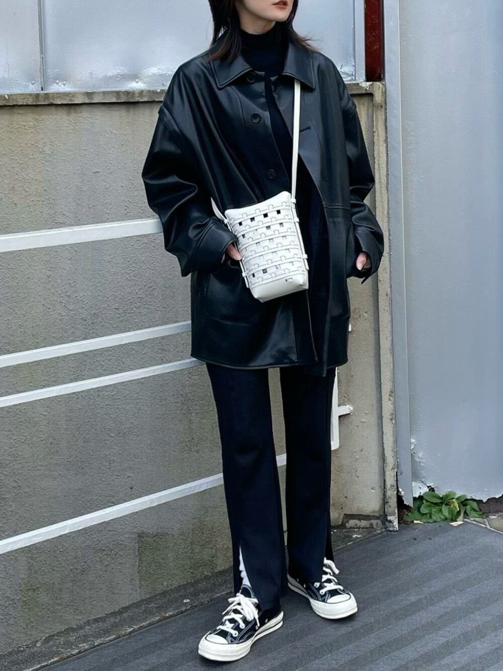 ブラック系のブルゾン、ブラック系のその他パンツを着用したレディースの春コーディネートの2枚目の写真