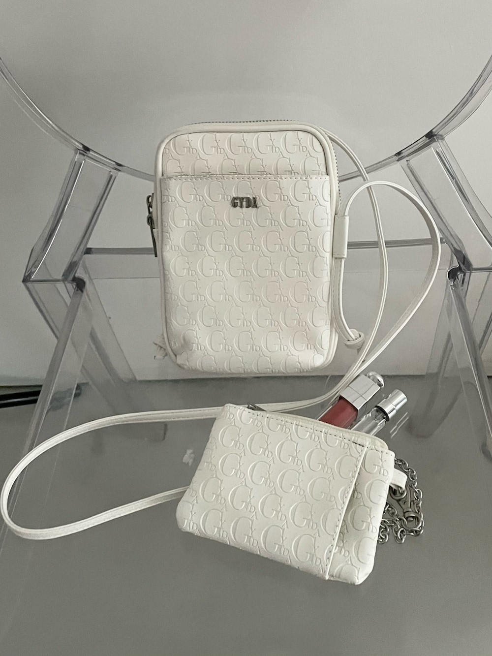 ホワイト系のショルダーバッグを着用したレディースの冬コーディネートの3枚目の写真