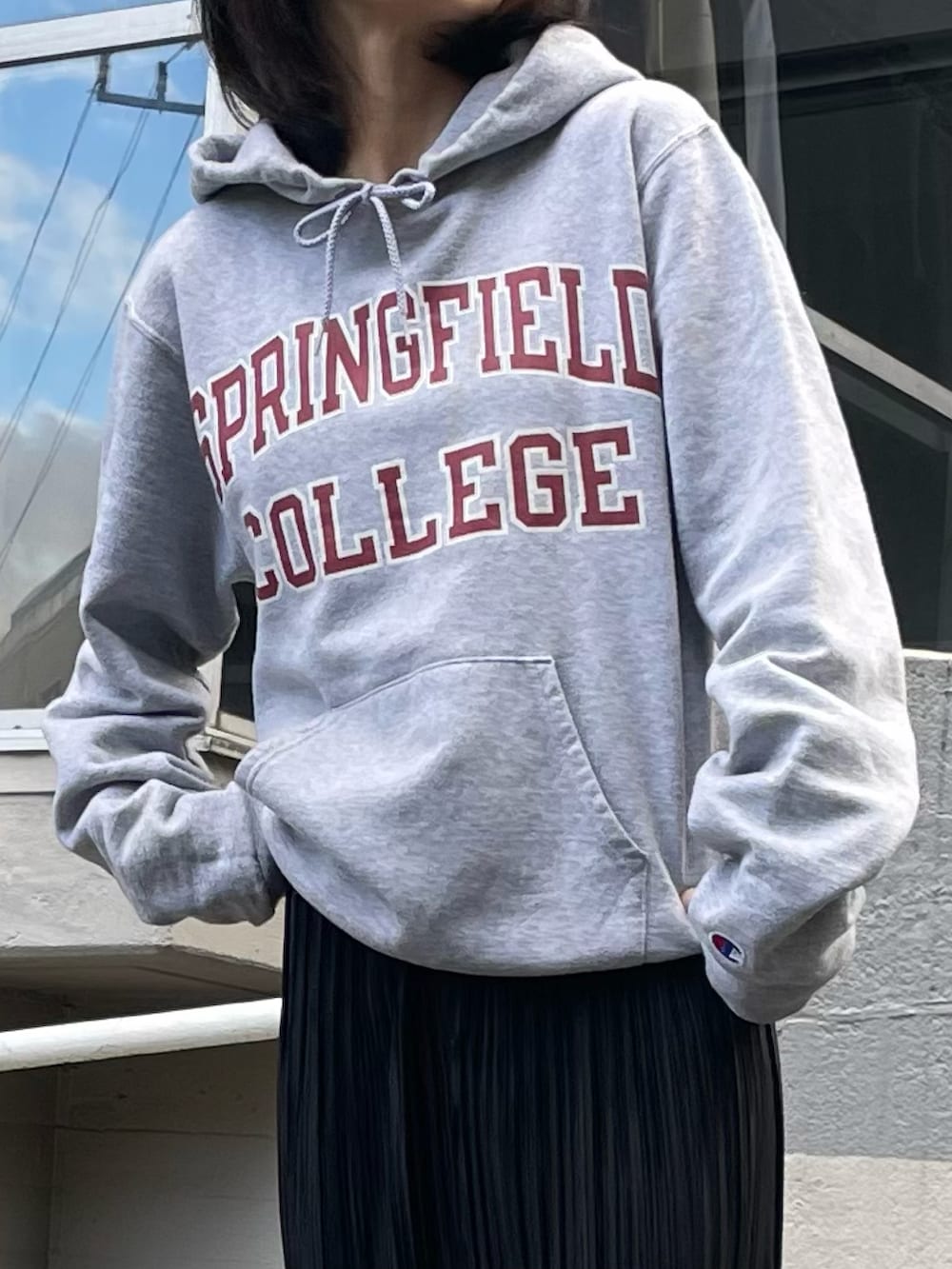 ブラック系のスカート、ブラック系のローファーを着用したレディースの秋コーディネートの2枚目の写真