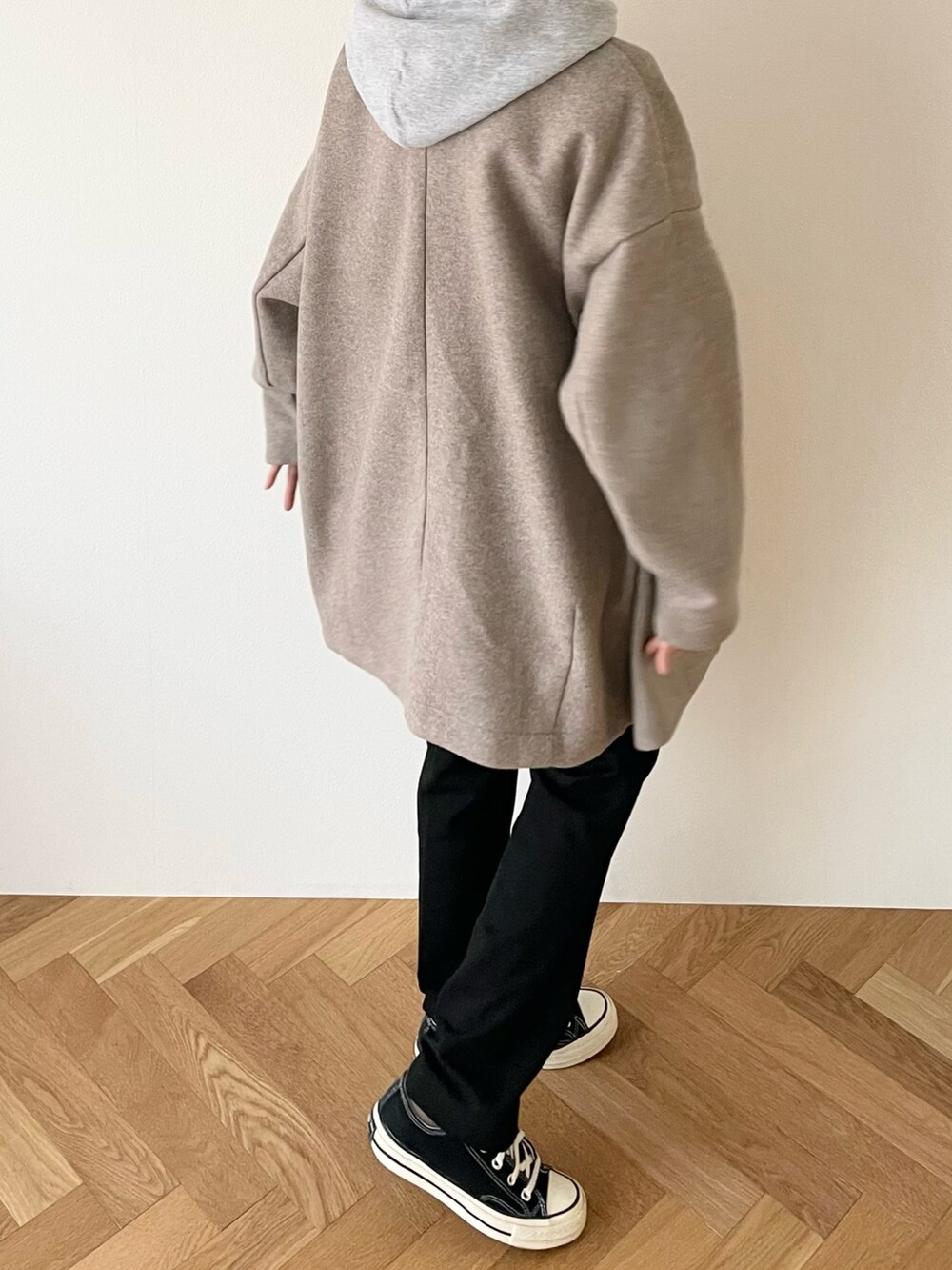 グレー系のパーカーを着用したレディースの冬コーディネートの2枚目の写真