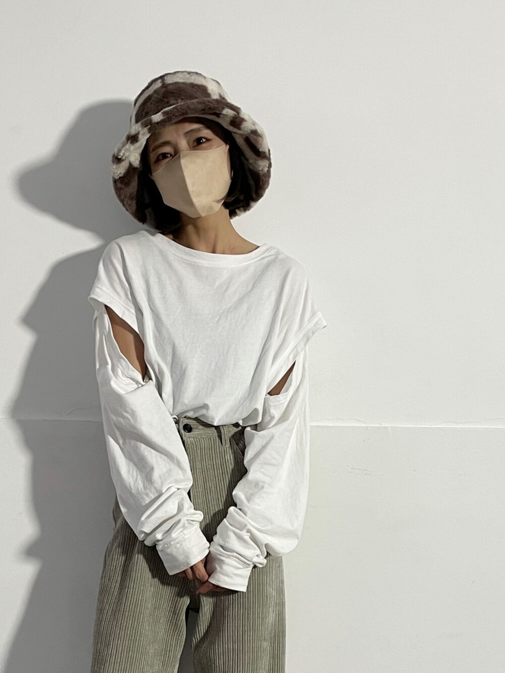 ホワイト系のTシャツ/カットソー、ホワイト系のスニーカーを着用したレディースの秋コーディネートの3枚目の写真