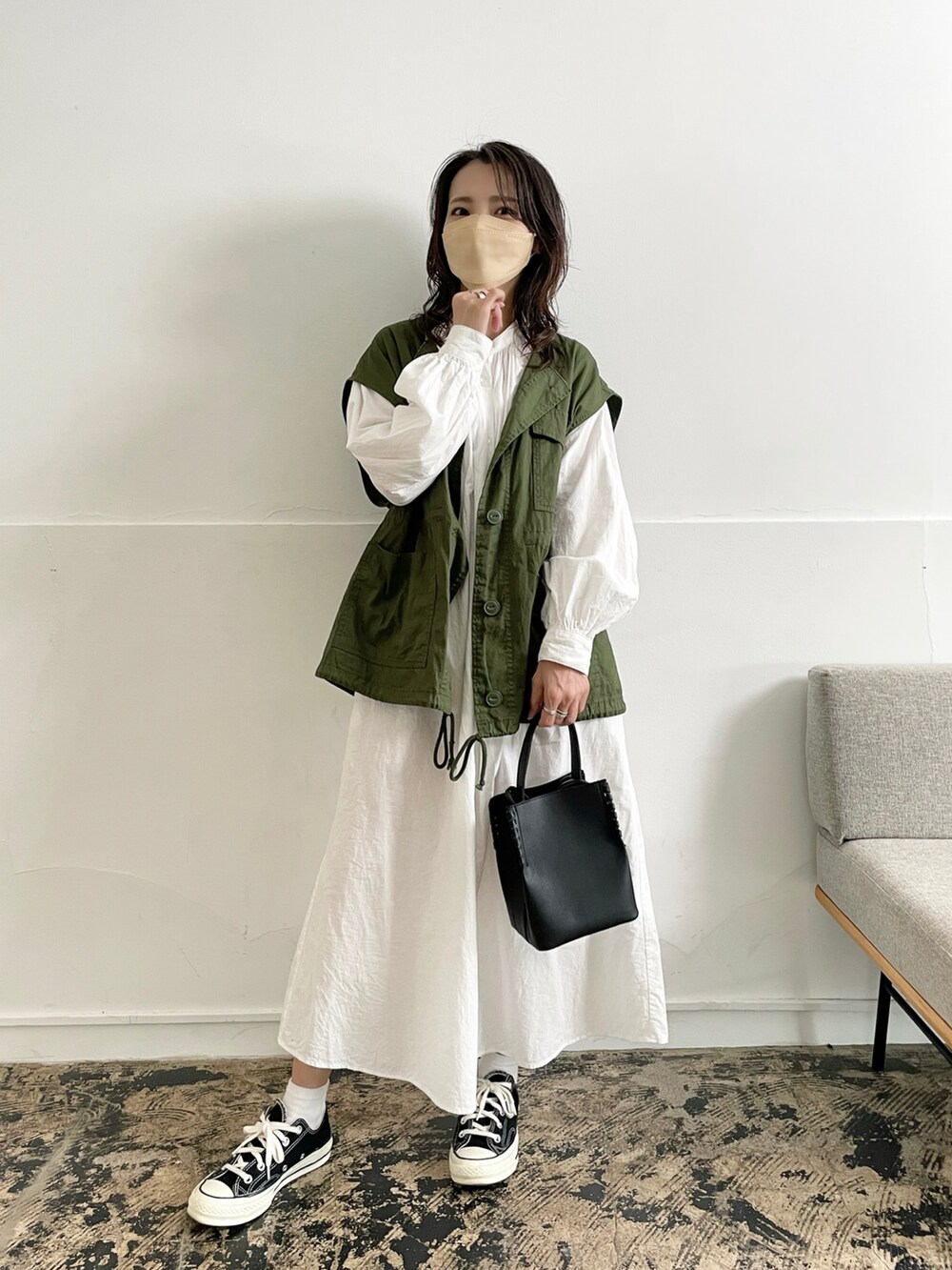 グリーン系のその他アウターを着用したレディースの夏コーディネートの2枚目の写真