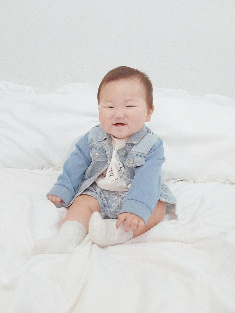 「80センチ、90cm、赤ちゃんコーデ、男の子コーデ、男の子ベビー、赤ちゃん、男の子ファッション、8ヶ月、9ヶ月」｜「西松屋のアイテム（デニムジャケット、ブルー系）」を使った、shizuliさん（キッズ・70cm）の春コーディネートの3枚目の写真