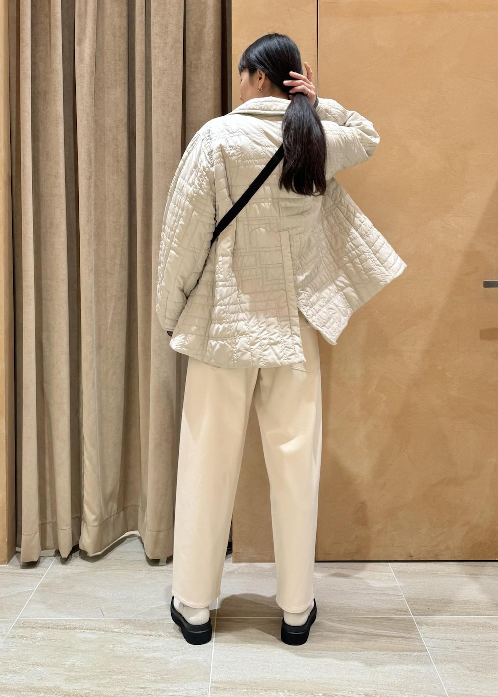 ホワイト系のブーツ、ホワイト系のその他パンツ、ベージュ系のブルゾンを着用したレディースの冬コーディネートの5枚目の写真