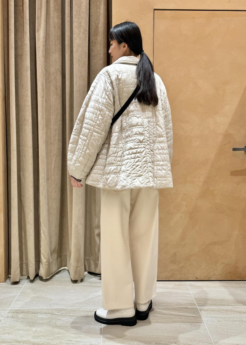 ホワイト系のブーツ、ホワイト系のその他パンツ、ベージュ系のブルゾンを着用したレディースの冬コーディネートの6枚目の写真