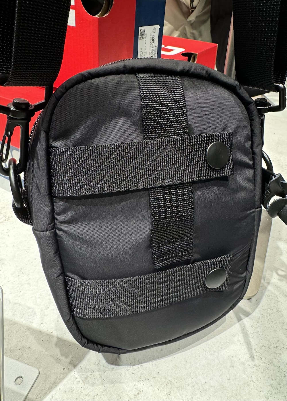 ホワイト系のブーツ、ホワイト系のその他パンツ、ベージュ系のブルゾンを着用したレディースの冬コーディネートの7枚目の写真