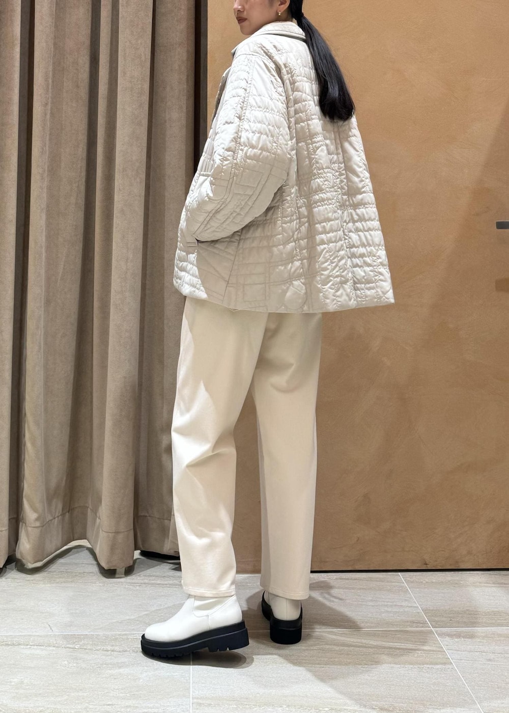 ホワイト系のブーツ、ホワイト系のその他パンツ、ベージュ系のブルゾンを着用したレディースの冬コーディネートの4枚目の写真