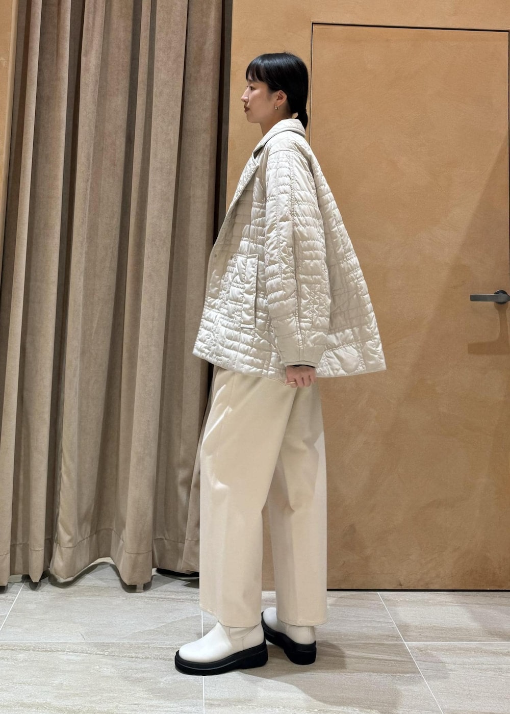 ホワイト系のブーツ、ホワイト系のその他パンツ、ベージュ系のブルゾンを着用したレディースの冬コーディネートの3枚目の写真