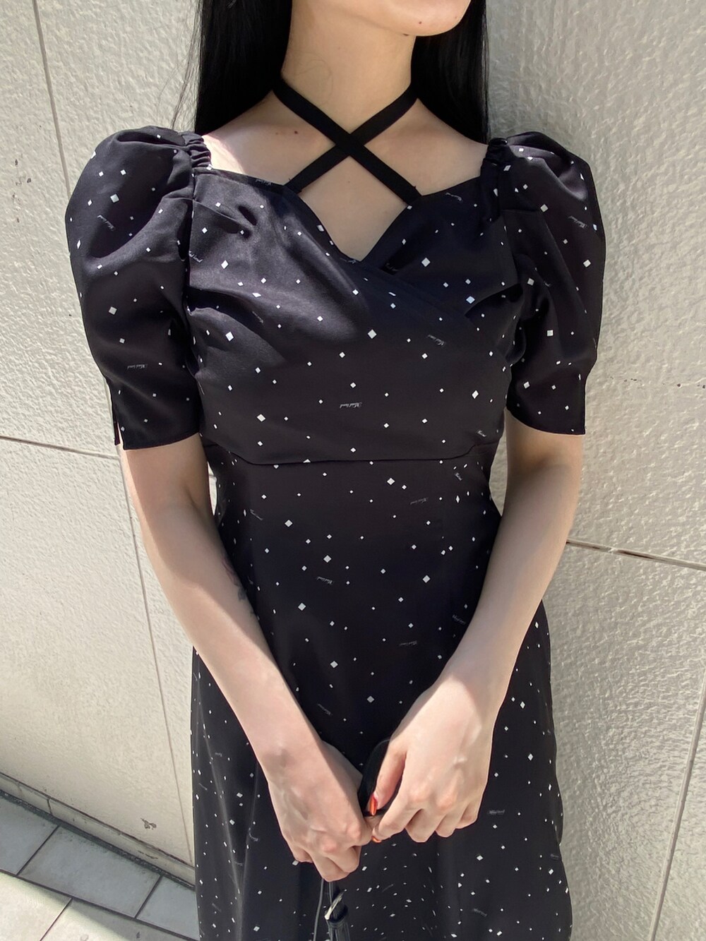 「モード、柄ワンピース、大人ガーリー、ロングワンピース、リラックススタイル、サンダル、ミニバッグ、オールブラック、ブラック、EATME」｜「EATMEのmaid land printカシュクールワンピース（ワンピース、ブラック系）」を使った、eatme-staffさん（レディース・160cm）の夏コーディネートの3枚目の写真