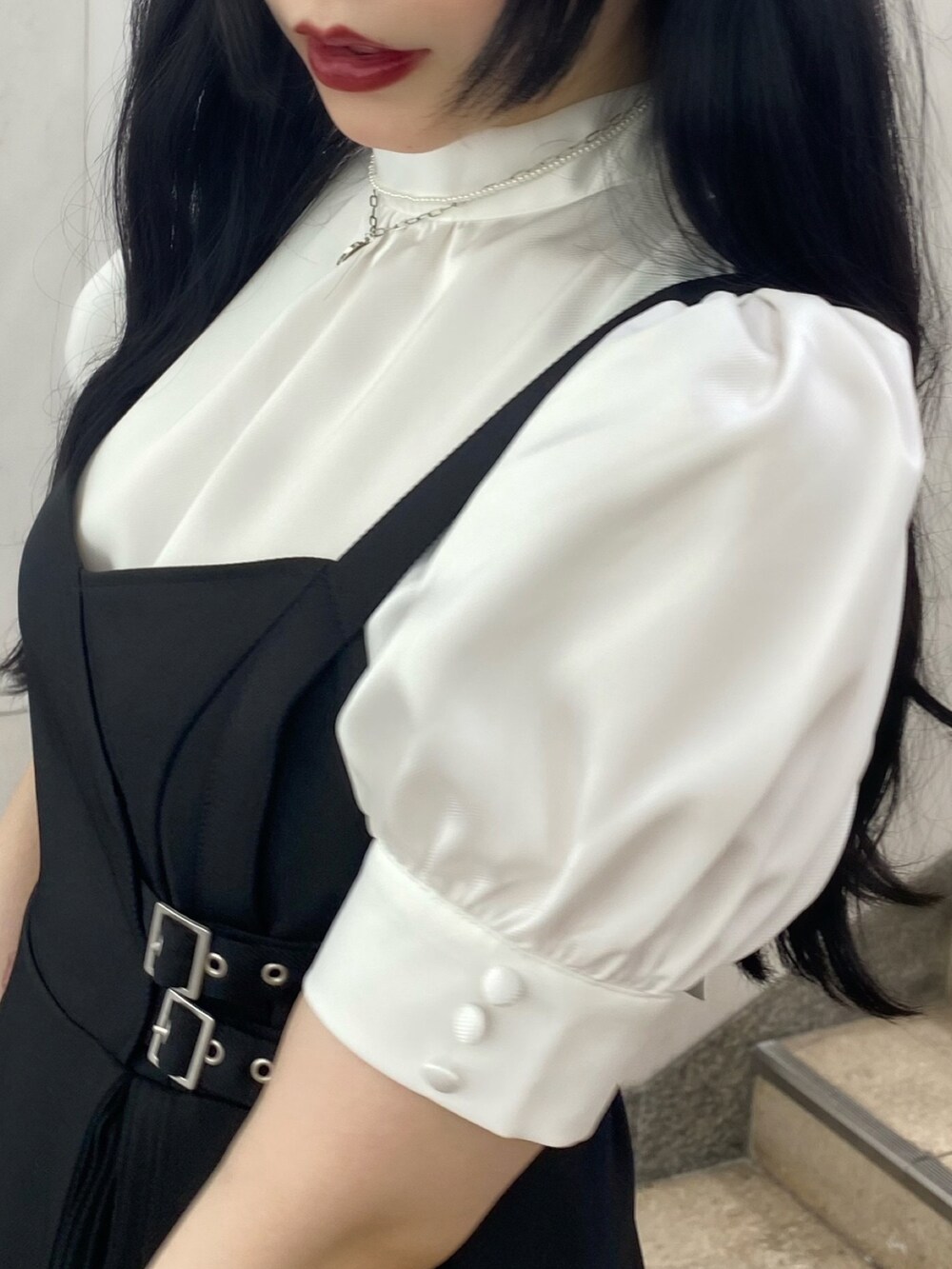 「シンプル、大人コーデ、キレイめ、ブラック、オトナカワイイ、モノトーンコーデ、ジャンパースカート、ブラウス、ミュール、EATME」｜「EATMEのハイネックマットサテンブラウス（シャツ/ブラウス、ホワイト系）」を使った、eatme-staffさん（レディース・162cm）の夏コーディネートの4枚目の写真