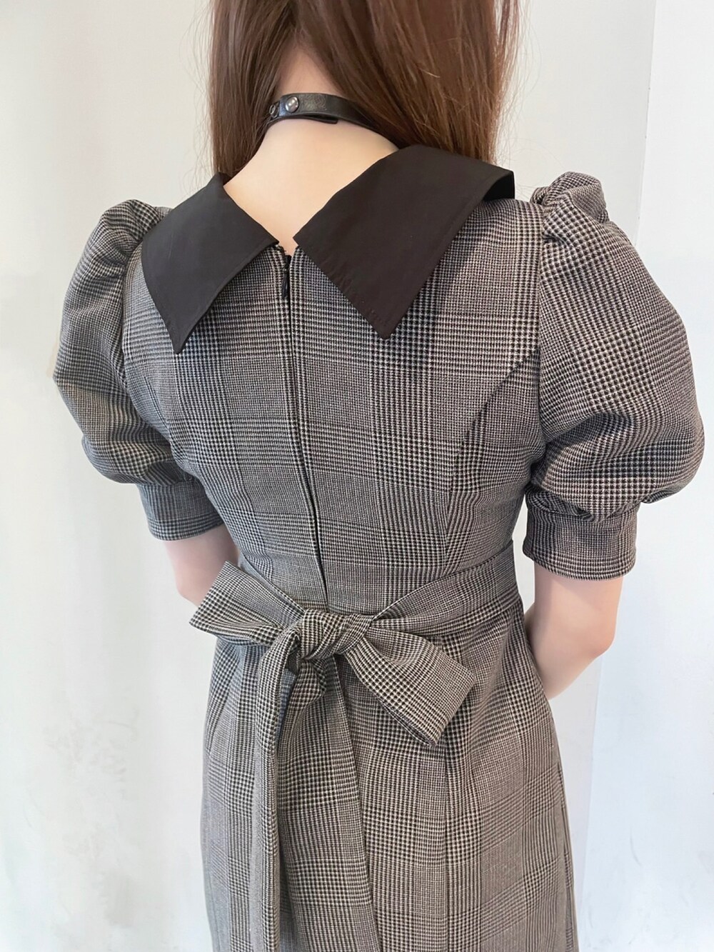 ブラック系のショルダーバッグ、ブラック系のサンダル、その他のワンピースを着用したレディースの夏コーディネートの2枚目の写真