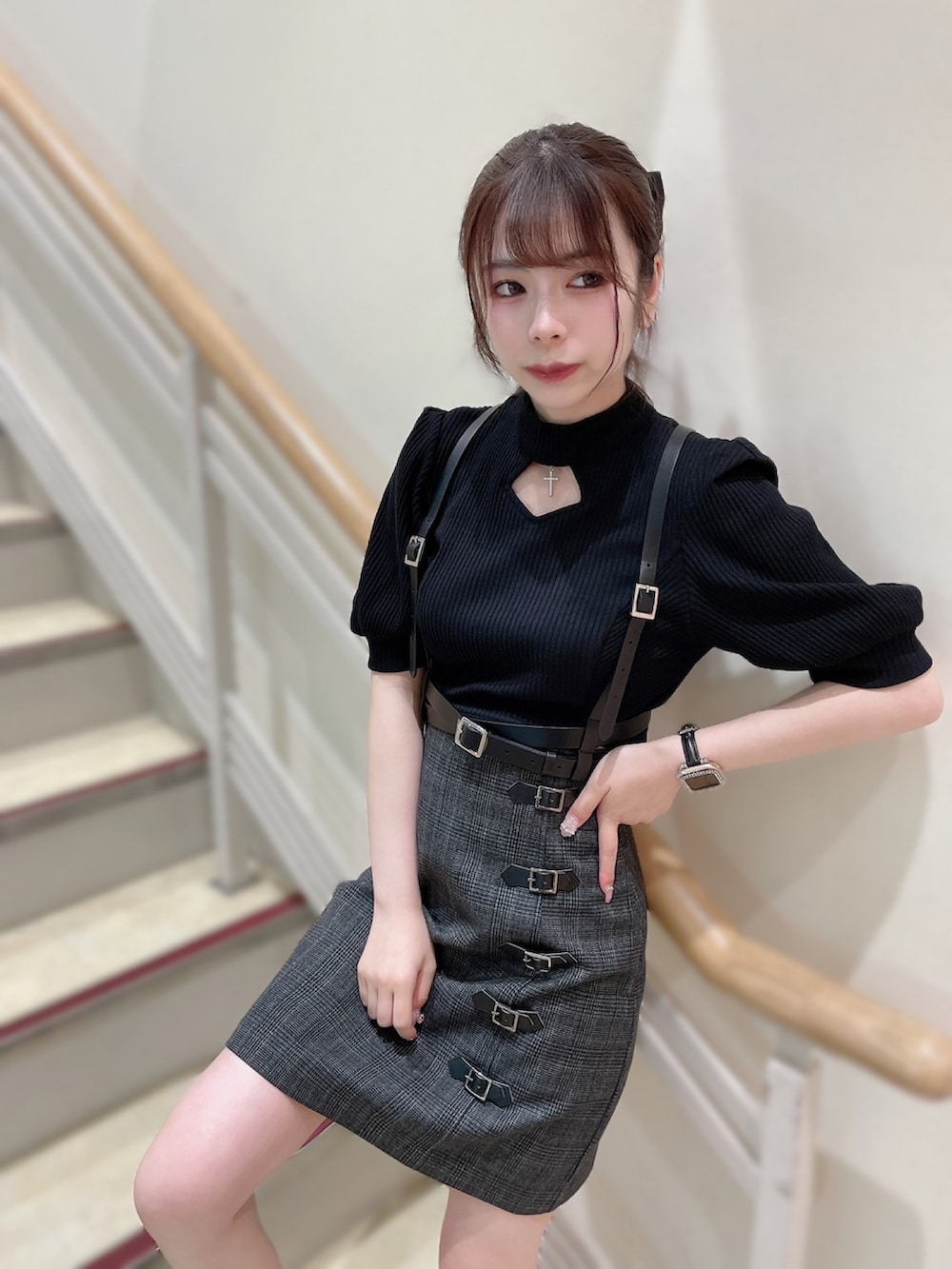 その他のスカート、ブラック系のTシャツ/カットソー、ブラック系のサンダルを着用したレディースの夏コーディネートの2枚目の写真