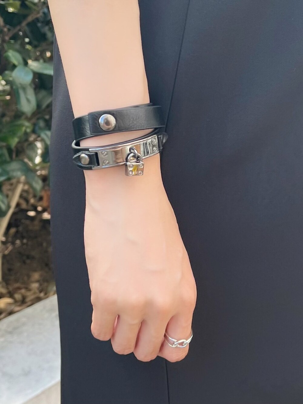 ブラック系のサンダル、ブラック系のトートバッグ、その他のワンピースを着用したレディースの夏コーディネートの5枚目の写真