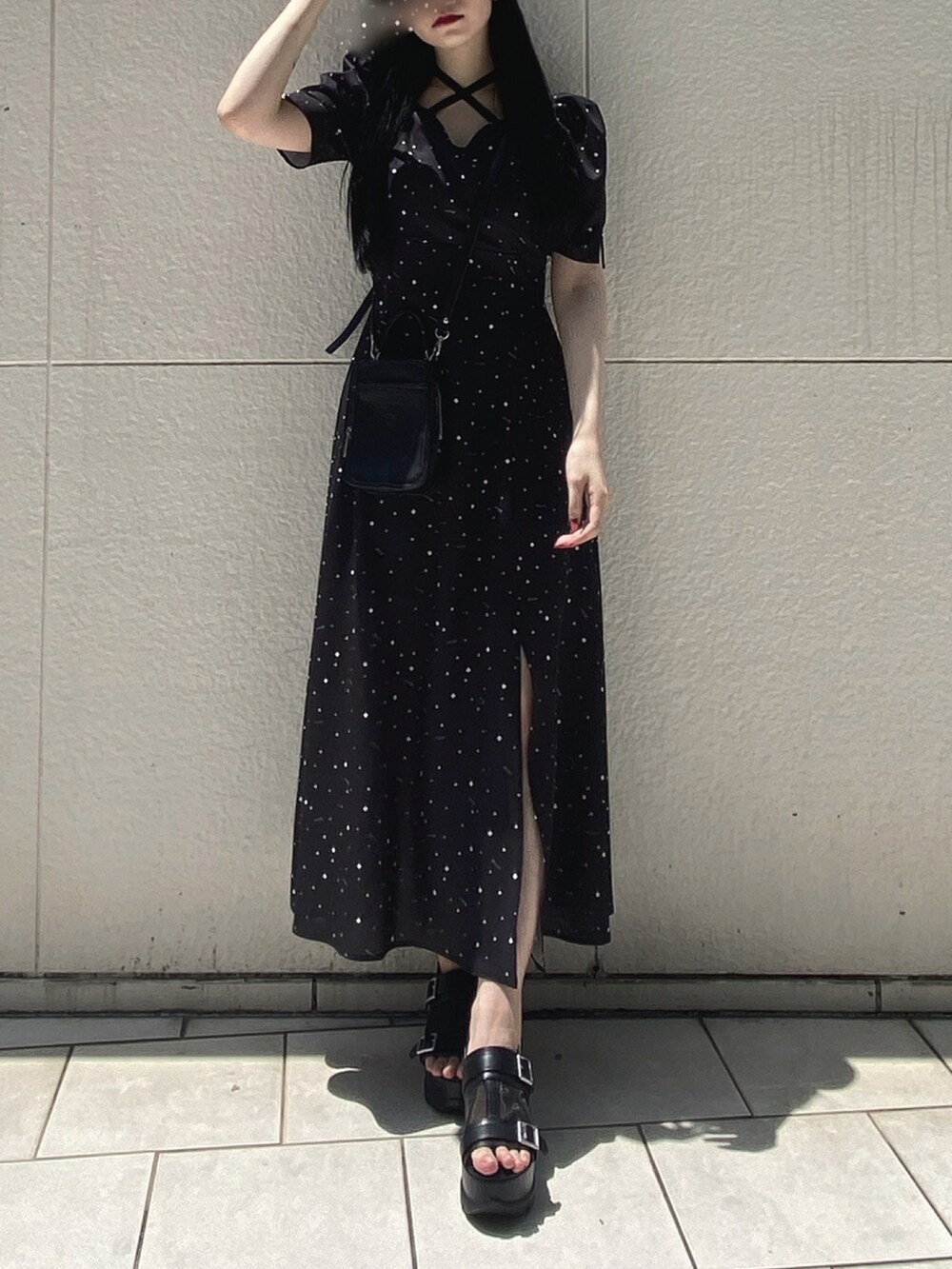 「モード、柄ワンピース、大人ガーリー、ロングワンピース、リラックススタイル、サンダル、ミニバッグ、オールブラック、ブラック、EATME」｜「EATMEのmaid land printカシュクールワンピース（ワンピース、ブラック系）」を使った、eatme-staffさん（レディース・160cm）の夏コーディネートの5枚目の写真