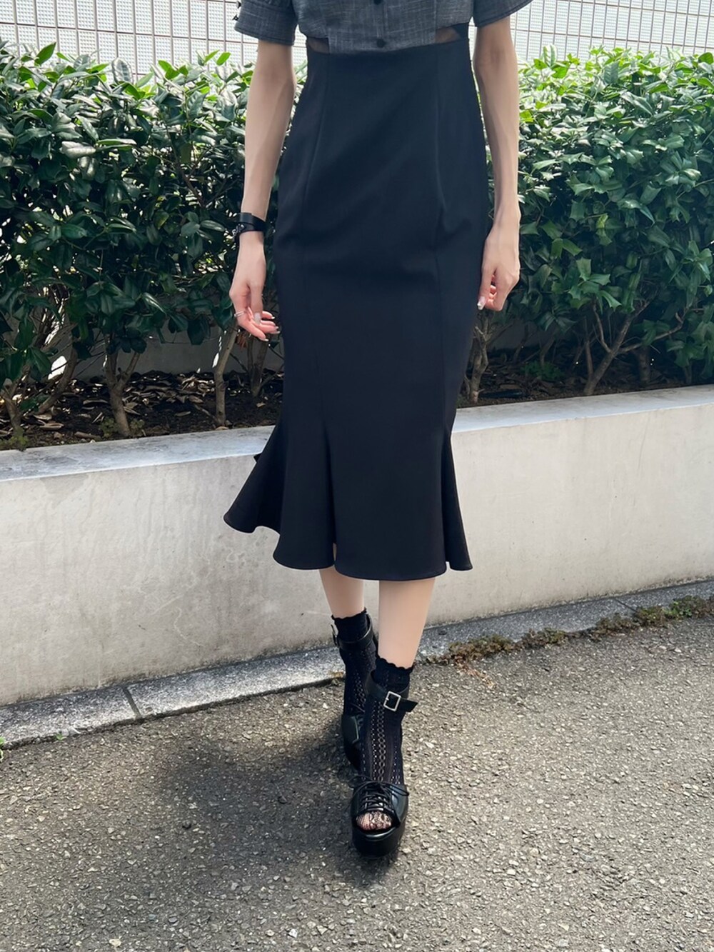 ブラック系のサンダル、ブラック系のトートバッグ、その他のワンピースを着用したレディースの夏コーディネートの3枚目の写真