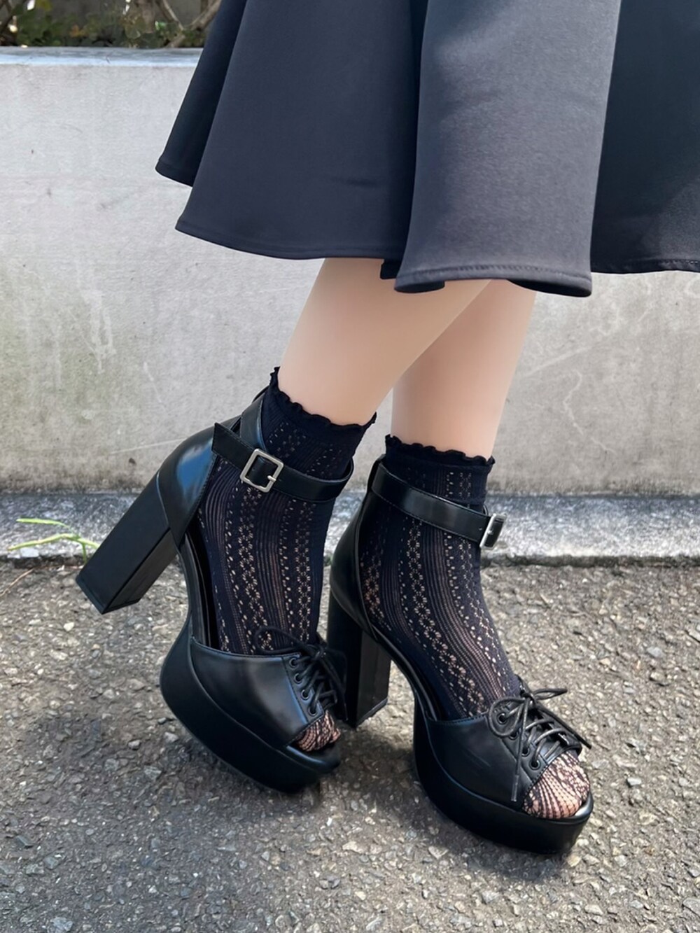 ブラック系のサンダル、ブラック系のトートバッグ、その他のワンピースを着用したレディースの夏コーディネートの4枚目の写真