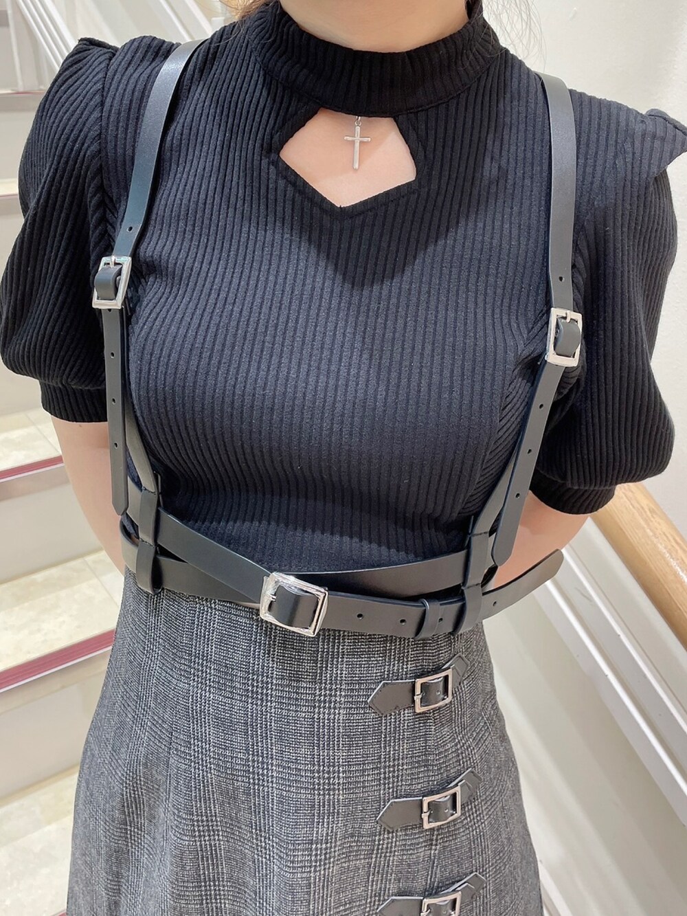 その他のスカート、ブラック系のTシャツ/カットソー、ブラック系のサンダルを着用したレディースの夏コーディネートの3枚目の写真