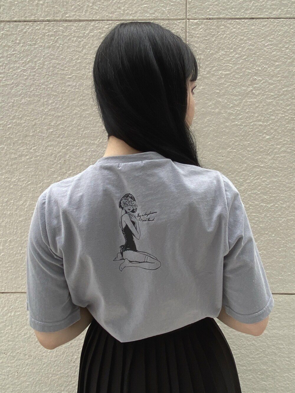 ブラック系のその他パンツ、ブルー系のTシャツ/カットソー、ブラック系のハンドバッグを着用したレディースの夏コーディネートの3枚目の写真
