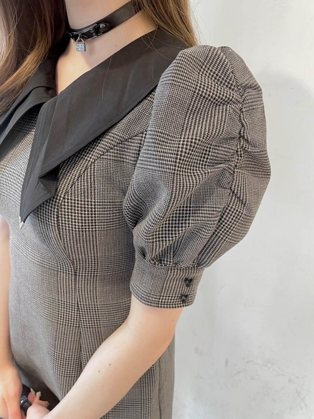 ブラック系のショルダーバッグ、ブラック系のサンダル、その他のワンピースを着用したレディースの夏コーディネートの3枚目の写真