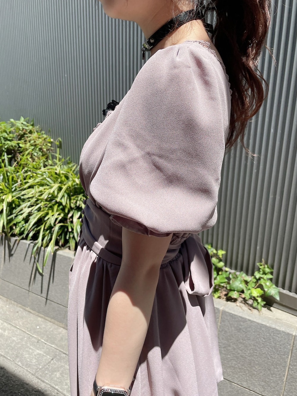 「キレイめ、ワンピース、肌見せ、低身長、オトナカワイイ、サンダル、ラップスカート、ベアトップ、重ね着、151cm、骨格ウェーブ」｜「EATMEのBIGリボンプラットフォームサンダル（サンダル、ブラック系）」を使った、eatme-staffさん（レディース・151cm）の夏コーディネートの5枚目の写真