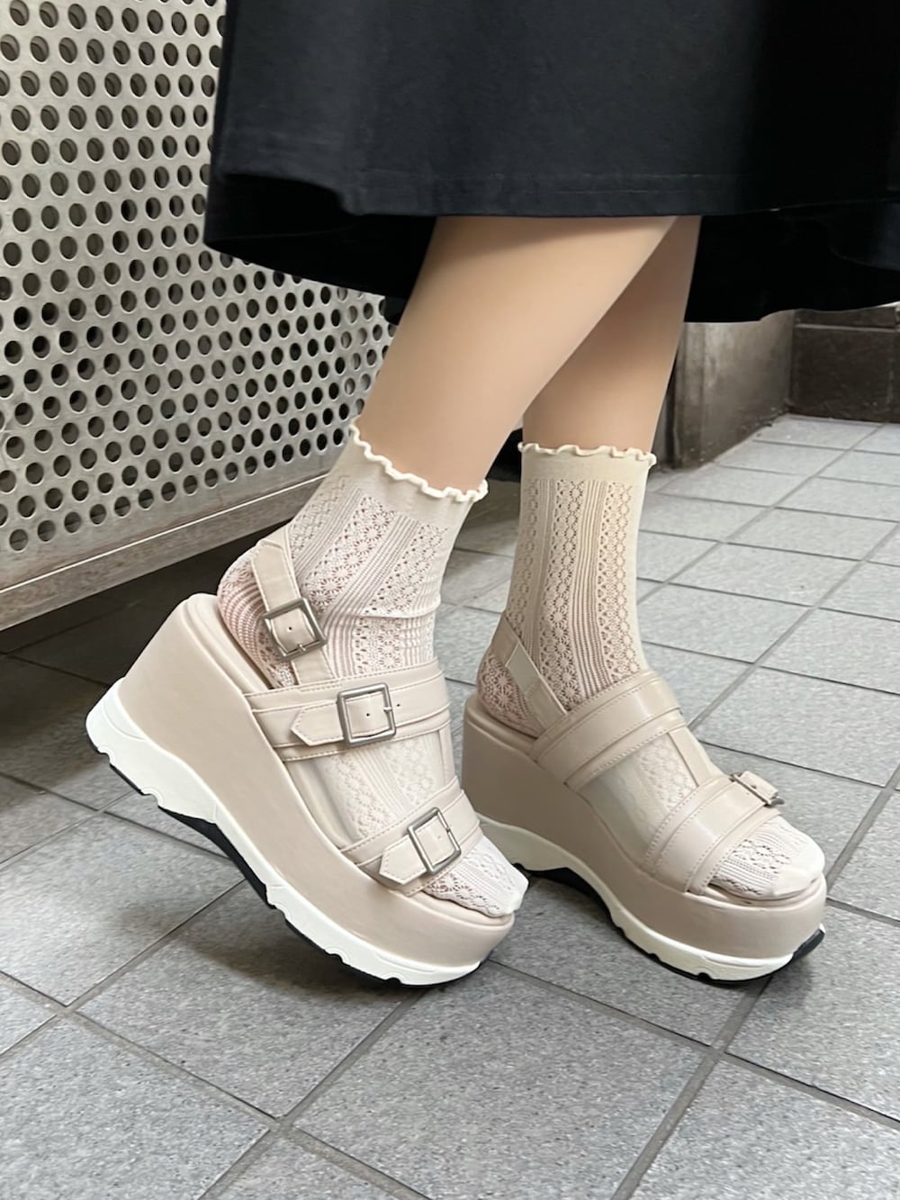 ブラック系のワンピース、ベージュ系のサンダル、ホワイト系のショルダーバッグを着用したレディースの春コーディネートの4枚目の写真