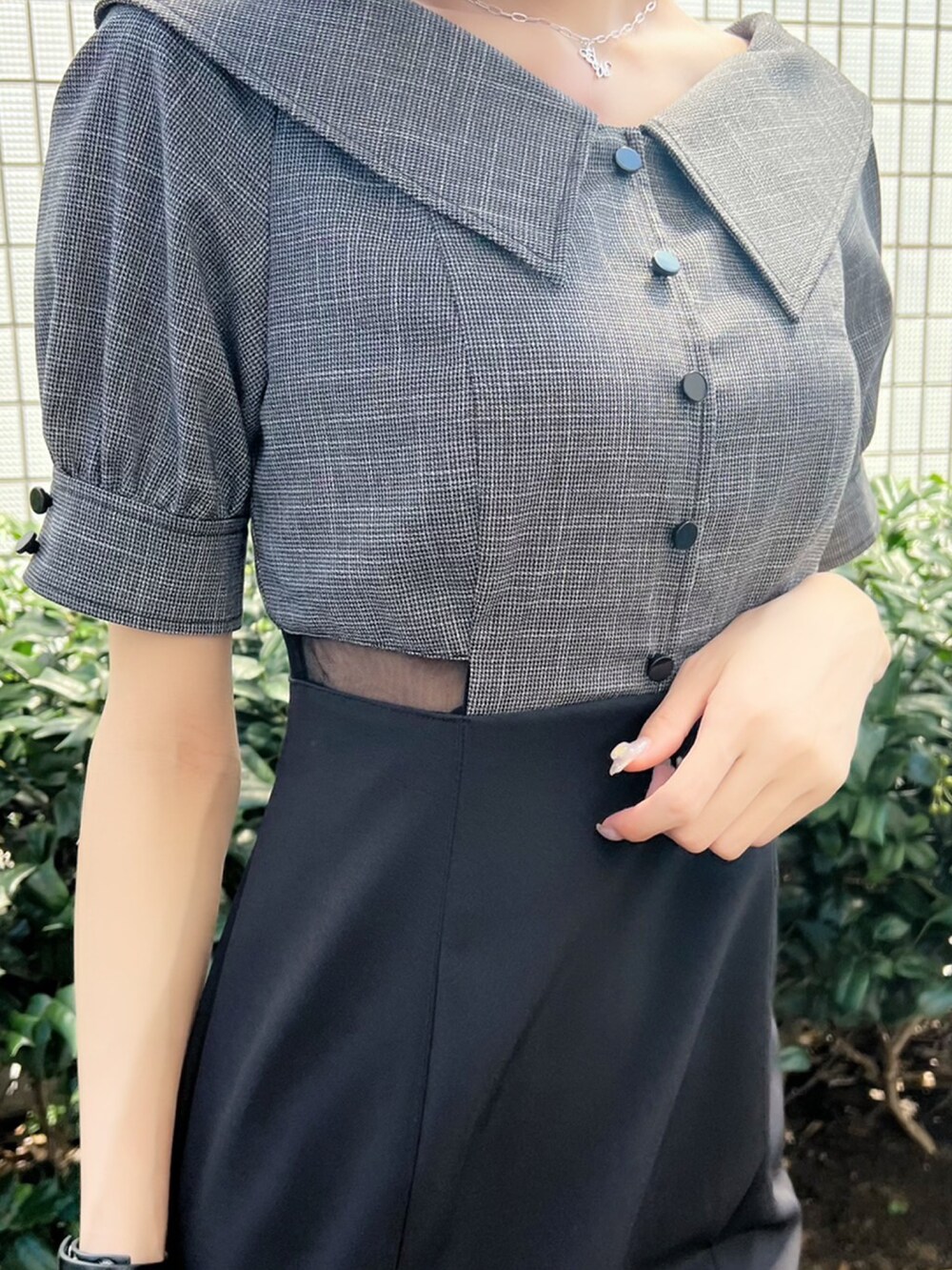 ブラック系のサンダル、ブラック系のトートバッグ、その他のワンピースを着用したレディースの夏コーディネートの2枚目の写真