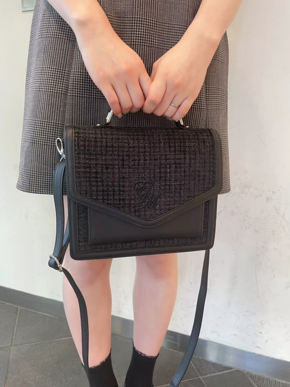 ブラック系のショルダーバッグ、ブラック系のサンダル、その他のワンピースを着用したレディースの夏コーディネートの4枚目の写真