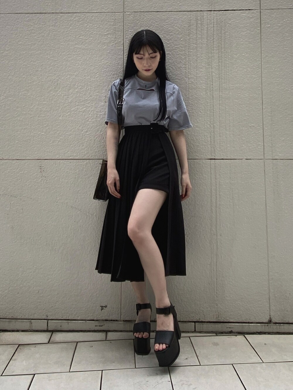 ブラック系のその他パンツ、ブルー系のTシャツ/カットソー、ブラック系のハンドバッグを着用したレディースの夏コーディネートの2枚目の写真