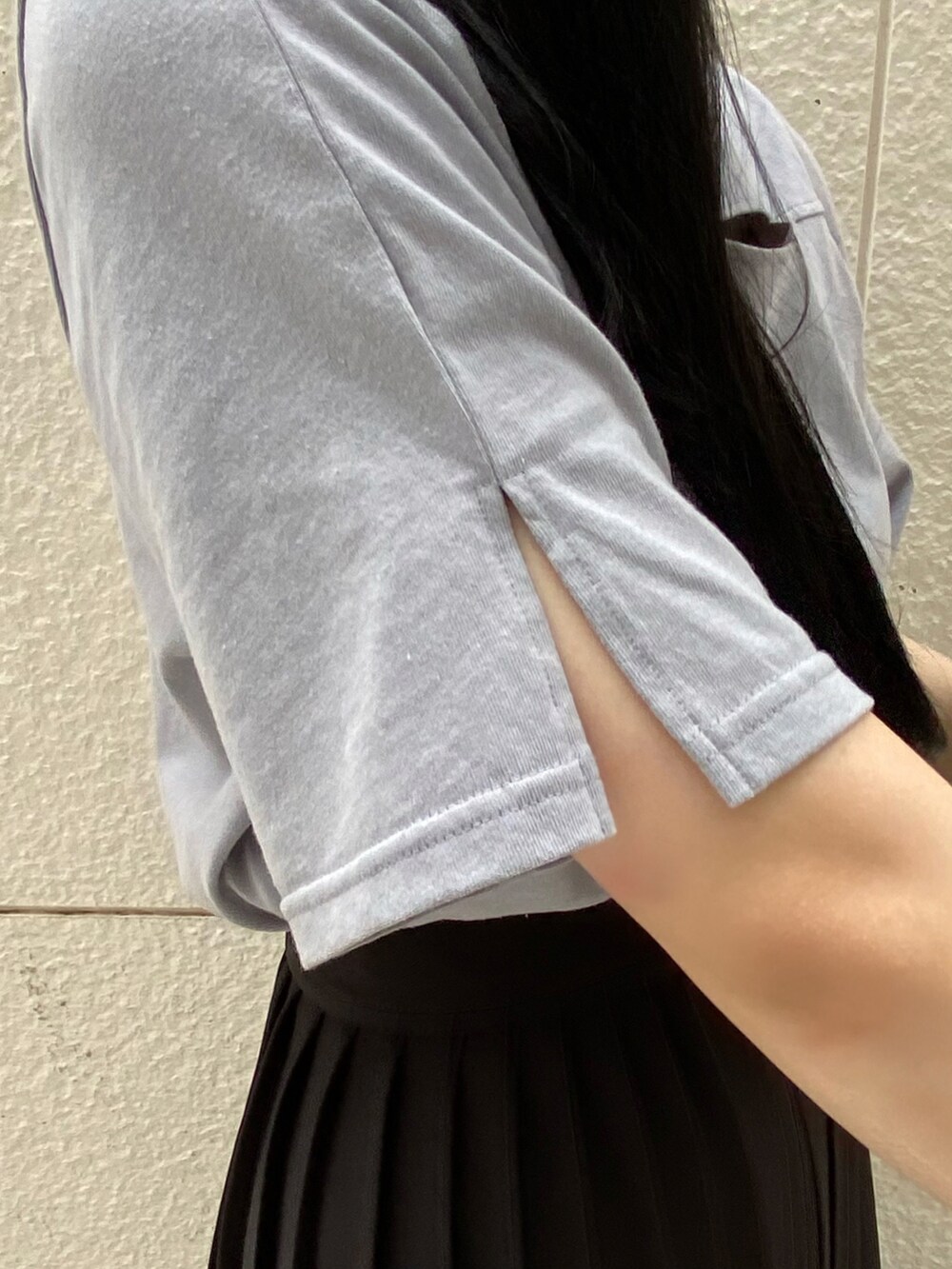 ブラック系のその他パンツ、ブルー系のTシャツ/カットソー、ブラック系のハンドバッグを着用したレディースの夏コーディネートの4枚目の写真