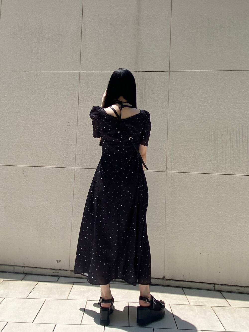 「モード、柄ワンピース、大人ガーリー、ロングワンピース、リラックススタイル、サンダル、ミニバッグ、オールブラック、ブラック、EATME」｜「EATMEのmaid land printカシュクールワンピース（ワンピース、ブラック系）」を使った、eatme-staffさん（レディース・160cm）の夏コーディネートの4枚目の写真
