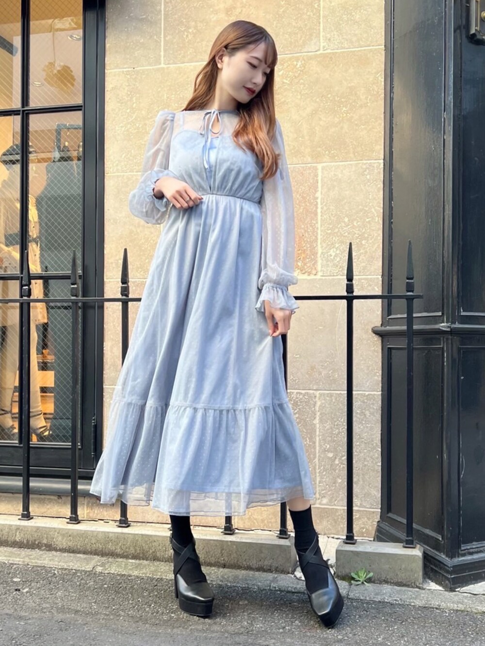 「チュール、ドット柄、春夏コーデ、大人ガーリー、カラーコーデ、大人かわいい、パステル映える春、春服みてみて」｜「EATMEのVカットクロスパンプス（パンプス、ブラック系）」を使った、eatme-staffさん（レディース・164cm）の春コーディネートの2枚目の写真
