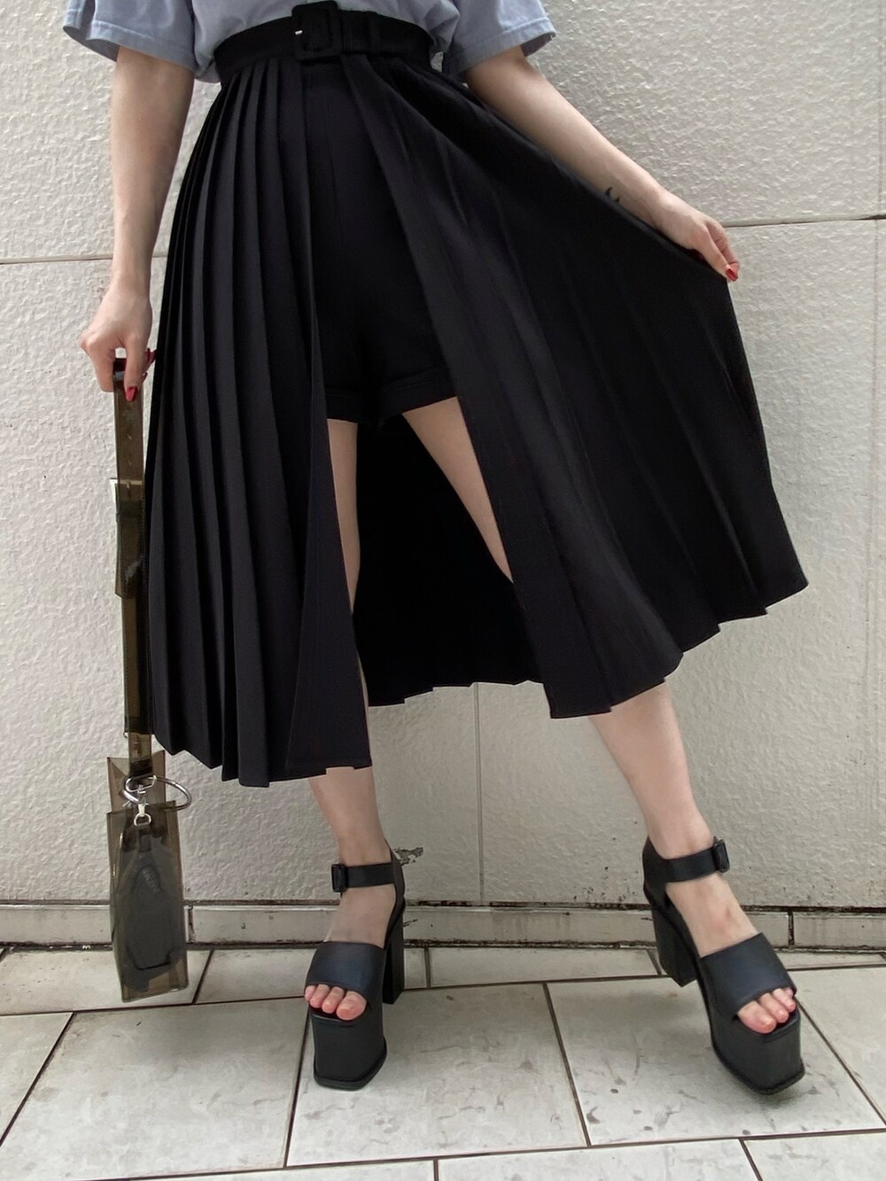 ブラック系のその他パンツ、ブルー系のTシャツ/カットソー、ブラック系のハンドバッグを着用したレディースの夏コーディネートの5枚目の写真