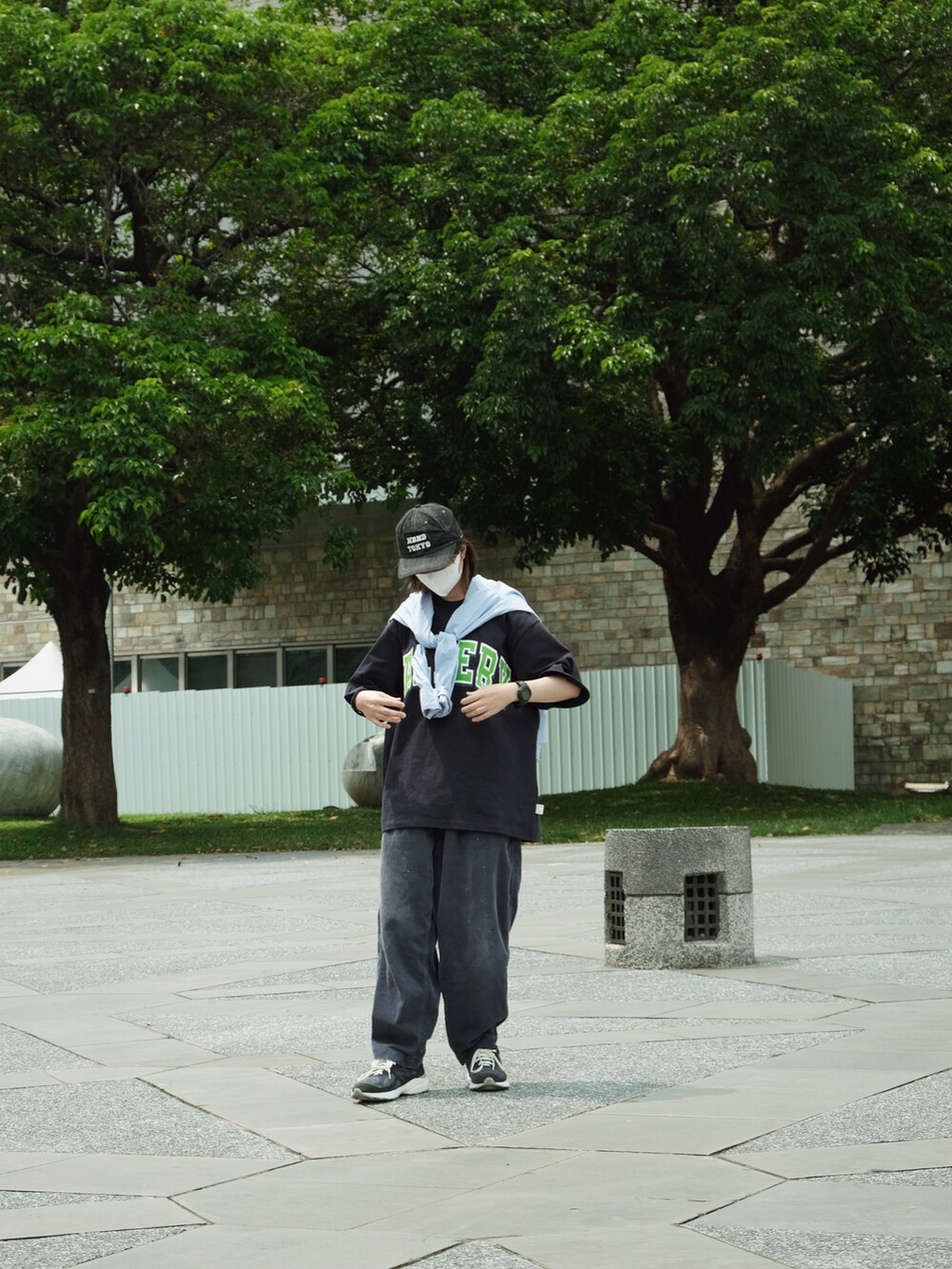 ブルー系のパンツ、ブルー系のシューズ、ブルー系のTシャツ/カットソーを着用したレディースの夏コーディネートの2枚目の写真