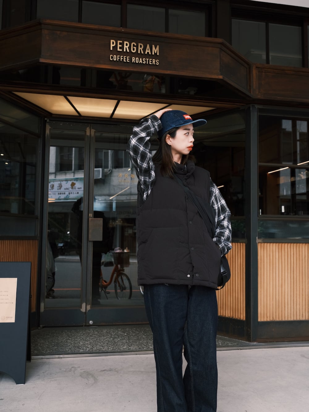 「パンツスタイル、パンツコーデ、休日スタイル、ootd、ann_ii1106、GU、UNIQLO、supreme、lookbook、Taiwan、993、New Balance」｜「UNIQLOのワイドフィットカーブジーンズ（デニムパンツ、ブルー系）」を使った、wear_annさん（レディース・170cm）の冬コーディネートの4枚目の写真