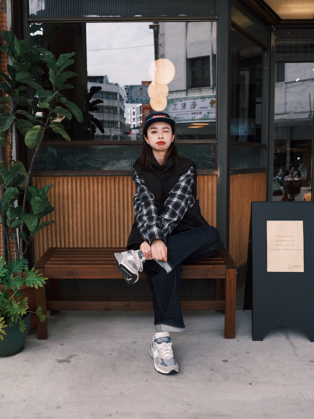 「パンツスタイル、パンツコーデ、休日スタイル、ootd、ann_ii1106、GU、UNIQLO、supreme、lookbook、Taiwan、993、New Balance」｜「UNIQLOのワイドフィットカーブジーンズ（デニムパンツ、ブルー系）」を使った、wear_annさん（レディース・170cm）の冬コーディネートの2枚目の写真