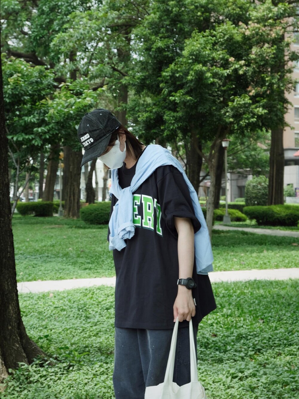 ブルー系のパンツ、ブルー系のシューズ、ブルー系のTシャツ/カットソーを着用したレディースの夏コーディネートの5枚目の写真