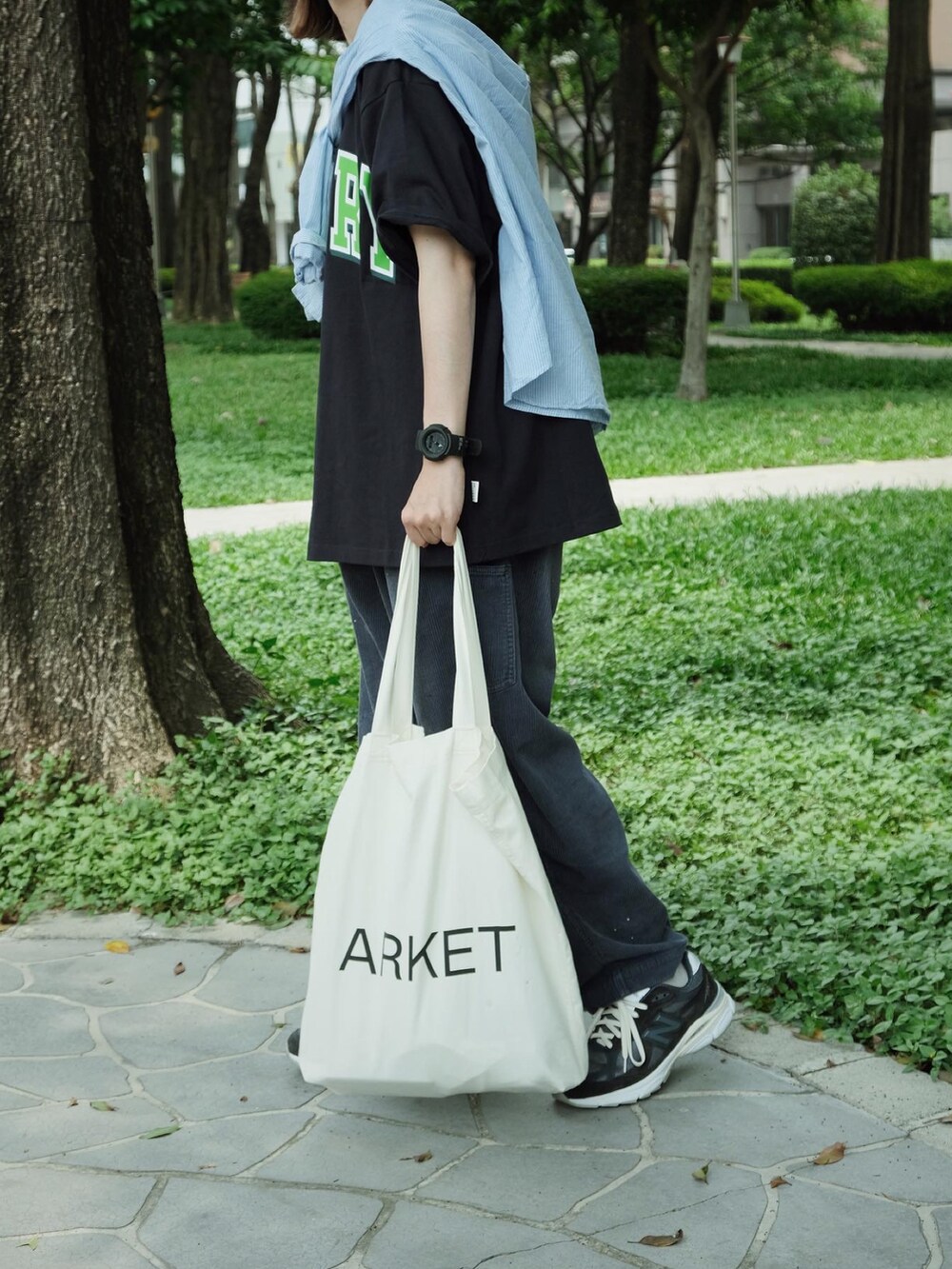 ブルー系のパンツ、ブルー系のシューズ、ブルー系のTシャツ/カットソーを着用したレディースの夏コーディネートの4枚目の写真