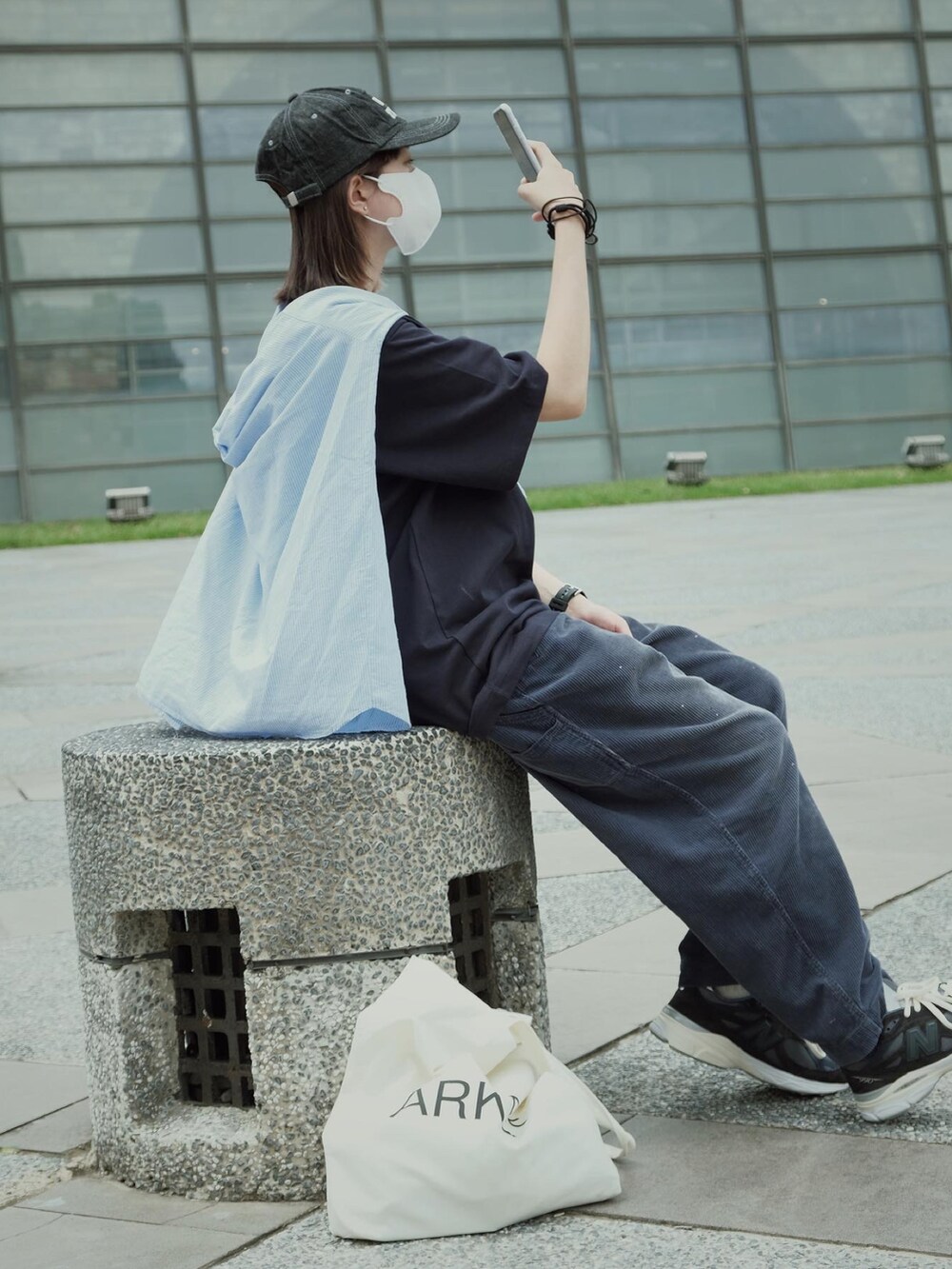 ブルー系のパンツ、ブルー系のシューズ、ブルー系のTシャツ/カットソーを着用したレディースの夏コーディネートの3枚目の写真