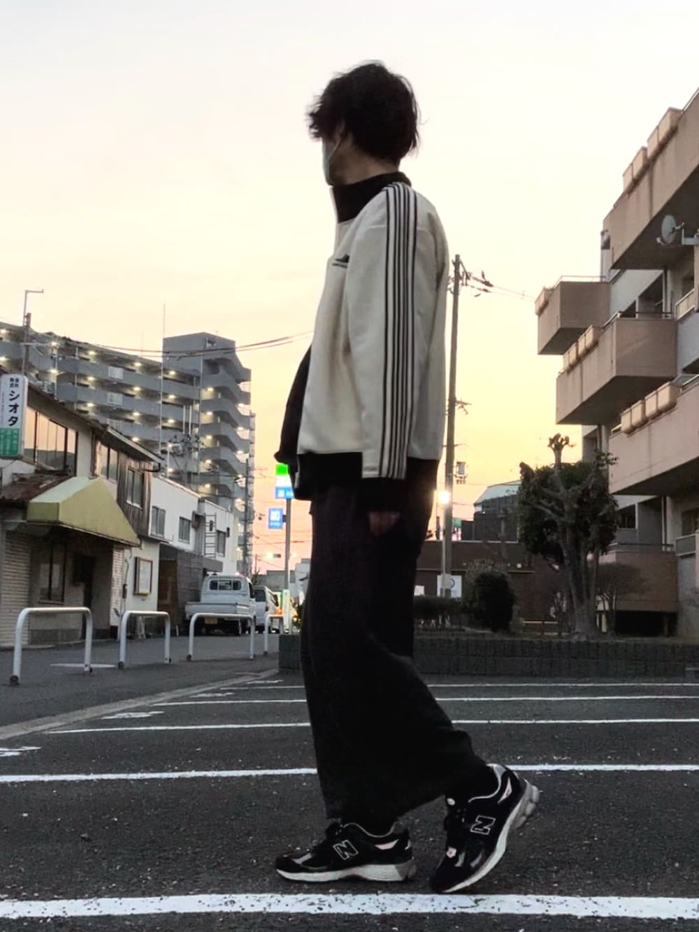 「カジュアルコーデ、メンズコーデ、ファッションを楽しもう、春夏コーデ、着回しコーデ、シンプルコーデ、スウェットパンツ、春、シャツ好き集まれ、トラックジャケット、シャツスタイル、スニーカー」｜「CONVERSEの2024SS CONVERSE/コンバース ジャージ ワンポイントロゴ サイドライン トラックジャケット レディース メンズ（ジャージ、ホワイト系）」を使った、#aki#さん（メンズ・178cm）の春コーディネートの2枚目の写真