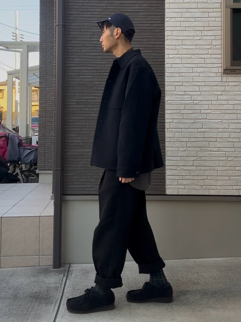 ブルー系のジャケット/アウター、ブラウン系のベスト、グレー系のシャツ/ブラウスを着用したメンズの冬コーディネートの2枚目の写真