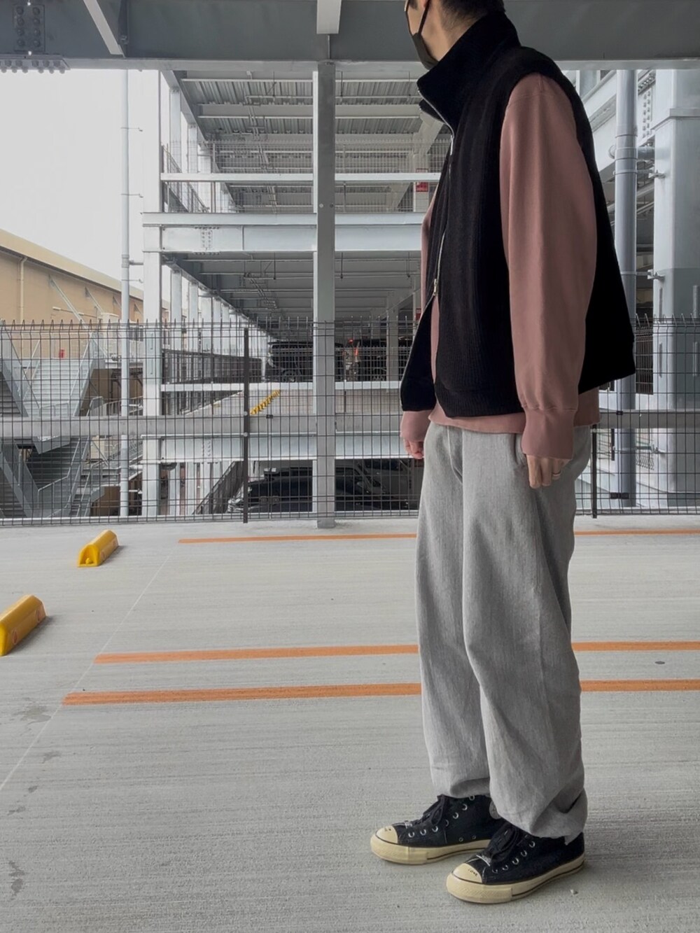 「大人カジュアル、大人コーデ、お洒落さんとつながりたい、休日コーデ、キャップ、スウェット、スウェットパンツ、コンバース、レイヤードスタイル、キレイめカジュアル、メンズファッション、ベスト」｜「MAATEE&SONSのアイテム（キャップ、レッド系）」を使った、#aki#さん（メンズ・178cm）の春コーディネートの2枚目の写真