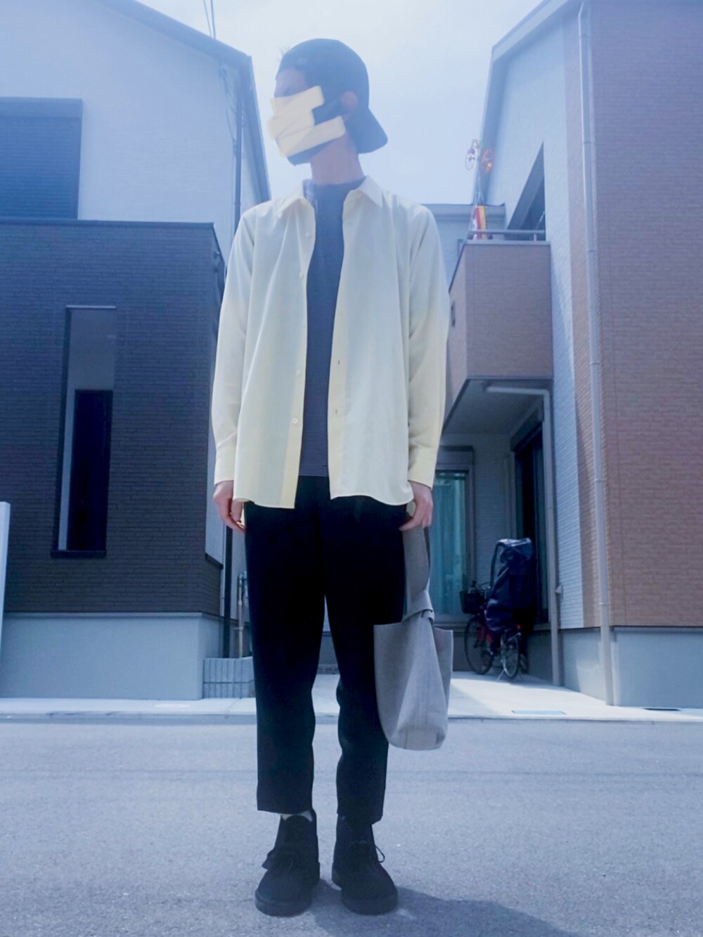 イエロー系のシャツ/ブラウス、ブルー系のTシャツ/カットソー、ブラック系のスラックスを着用したメンズの春コーディネートの2枚目の写真