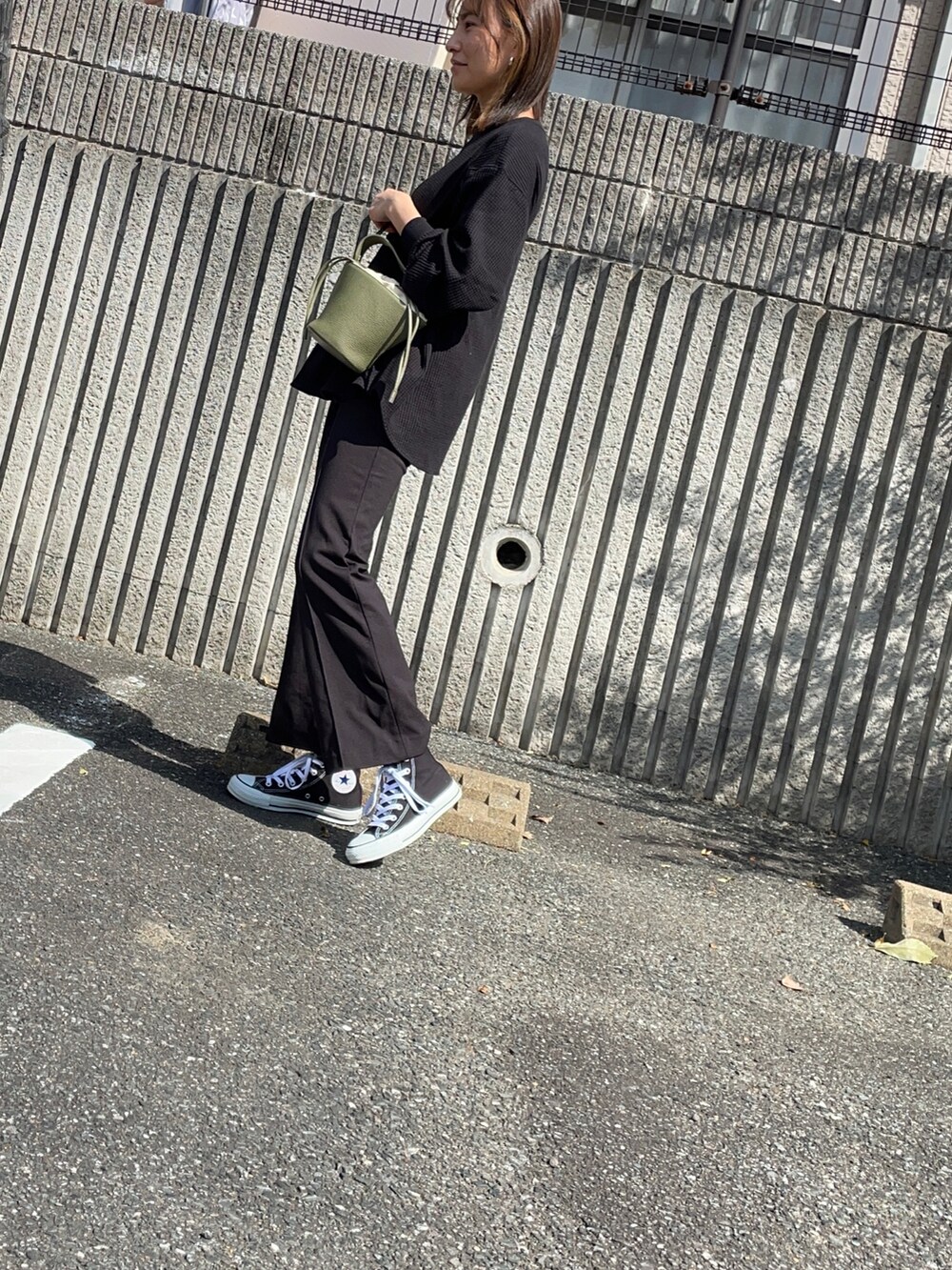 「オトナカジュアル、シンプルコーデ、カジュアル、リラックススタイル、ワントーンコーデ、スニーカーコーデ、ママコーデ、プチプラ、プチプラコーデ」｜「UNIQLOのアイテム（Tシャツ/カットソー、ブラック系）」を使った、mana.25さん（レディース・161cm）の春コーディネートの2枚目の写真