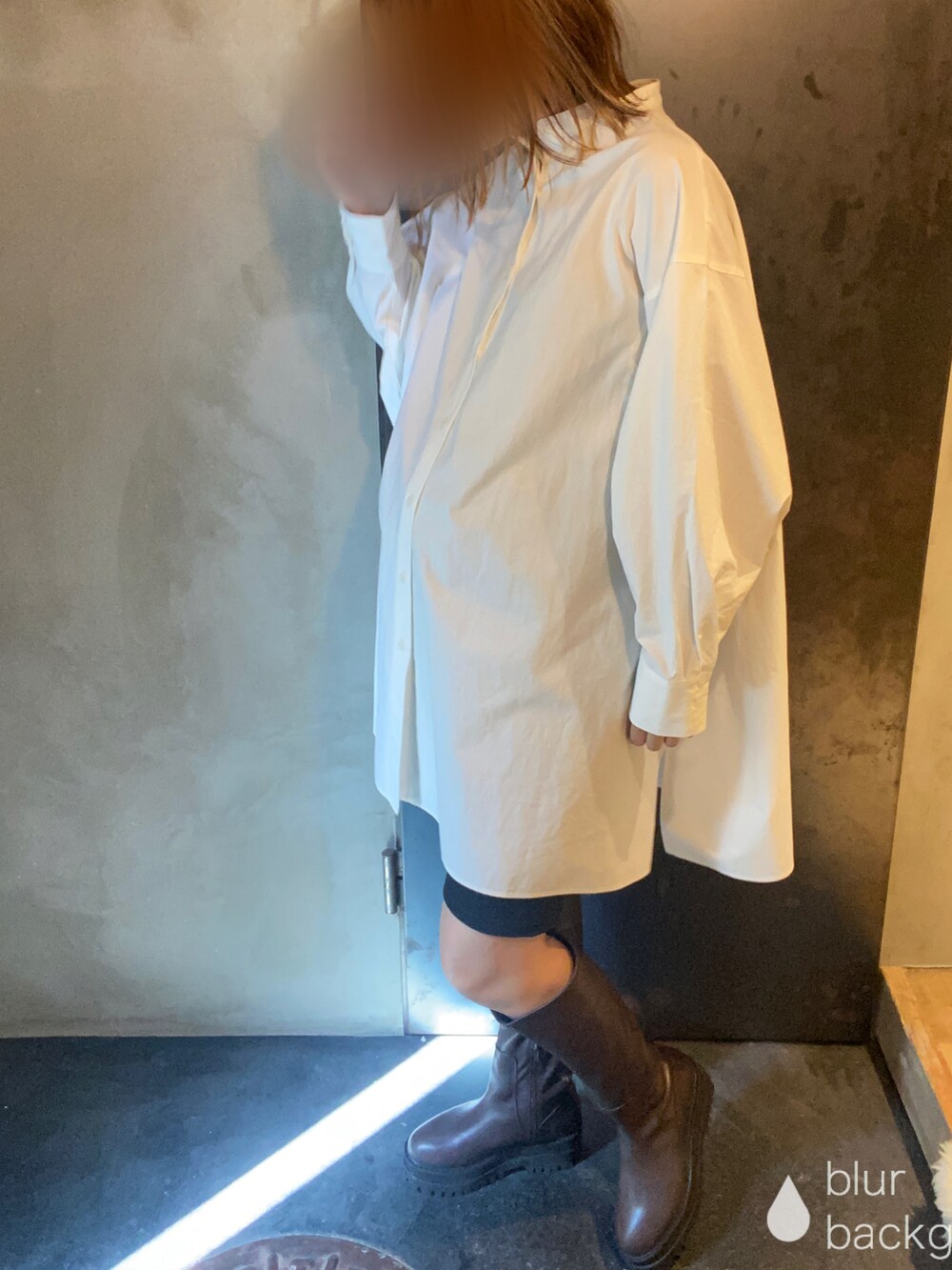 ホワイト系のシャツ/ブラウス、ブラック系のその他パンツ、ブラウン系のブーツを着用したレディースの夏コーディネートの2枚目の写真