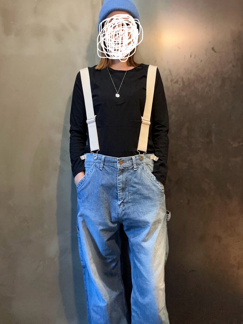 ブラック系のトップス、ブルー系のサロペット/オーバーオール、ブルー系のニットキャップ/ビーニーを着用したレディースの秋コーディネートの2枚目の写真