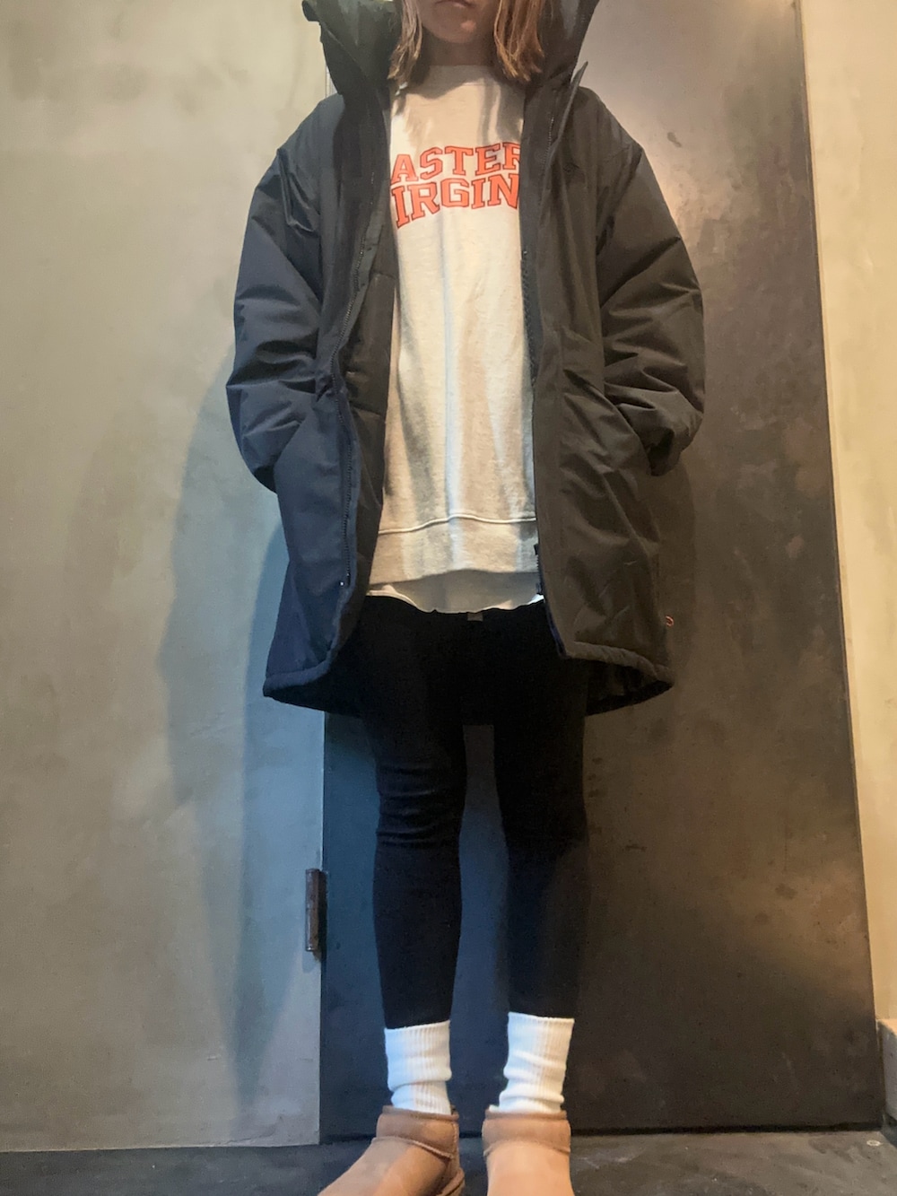 ベージュ系のブーツ、ブラック系のダウンジャケット/コート、グレー系のスウェットを着用したレディースの冬コーディネートの2枚目の写真