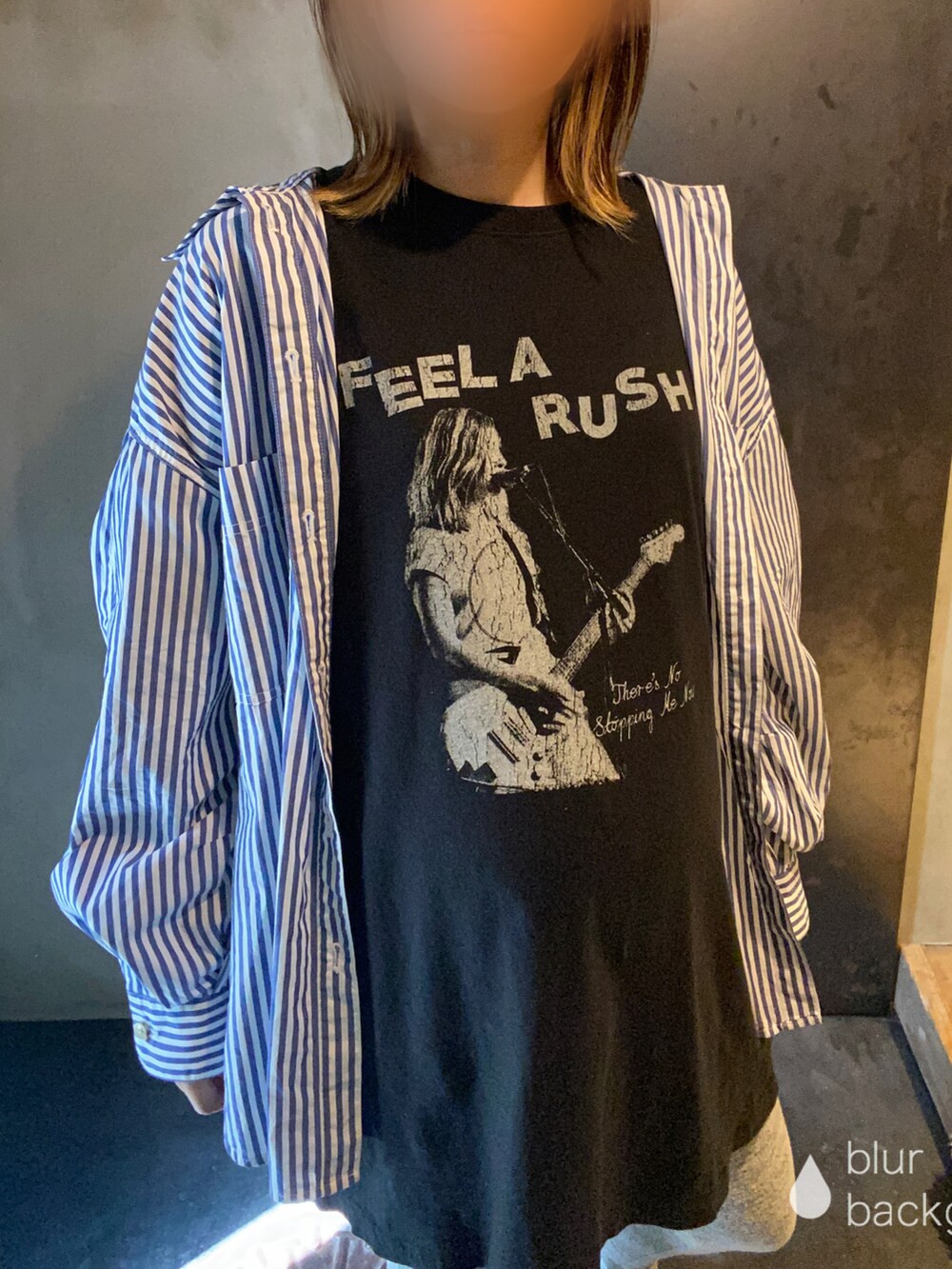 オレンジ系のシャツ/ブラウス、ブラック系のTシャツ/カットソー、グレー系のパンツを着用したレディースの夏コーディネートの2枚目の写真