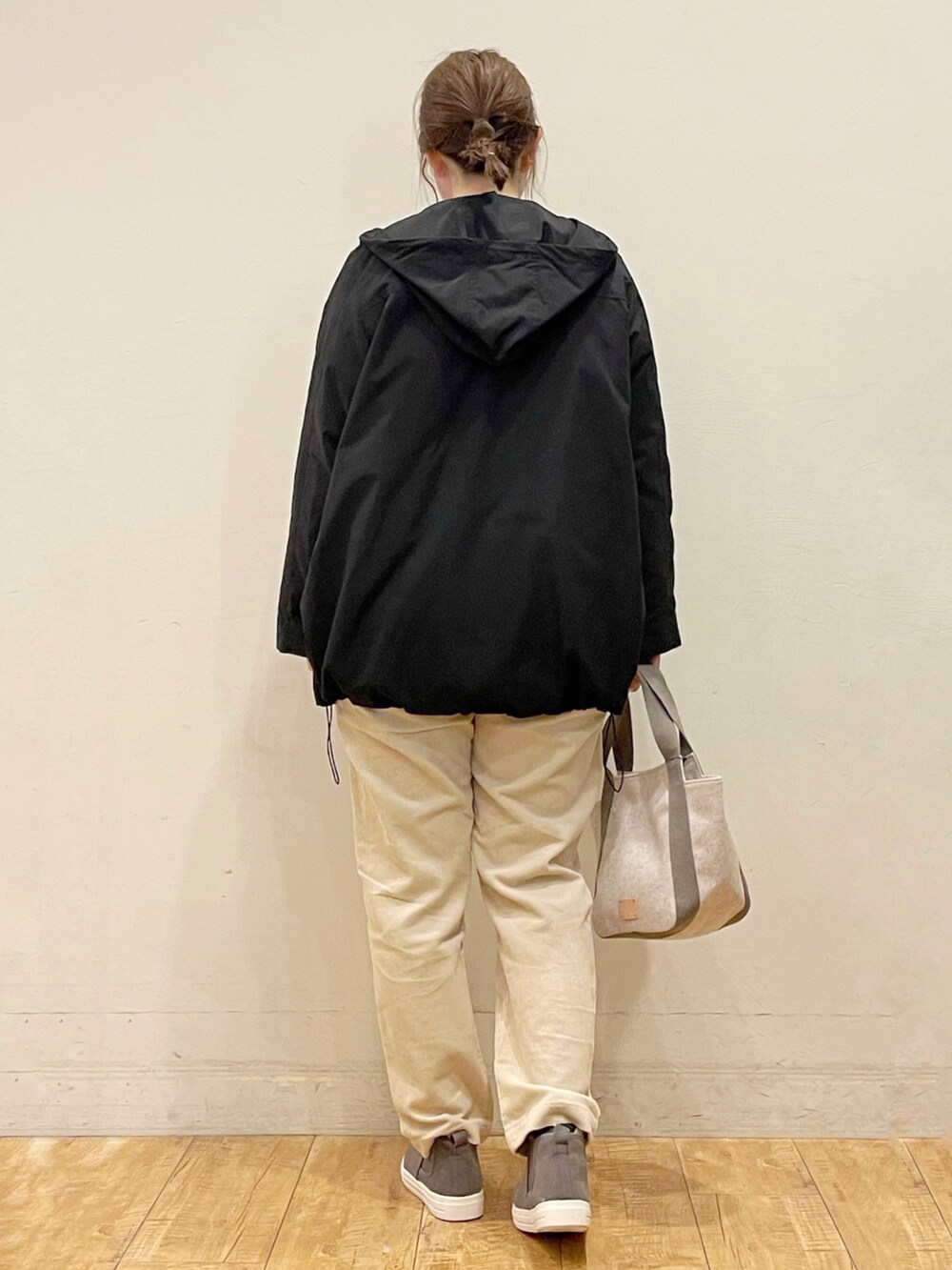 ブラック系のブルゾン、グリーン系のニット/セーター、ホワイト系のその他パンツを着用したレディースの秋コーディネートの2枚目の写真