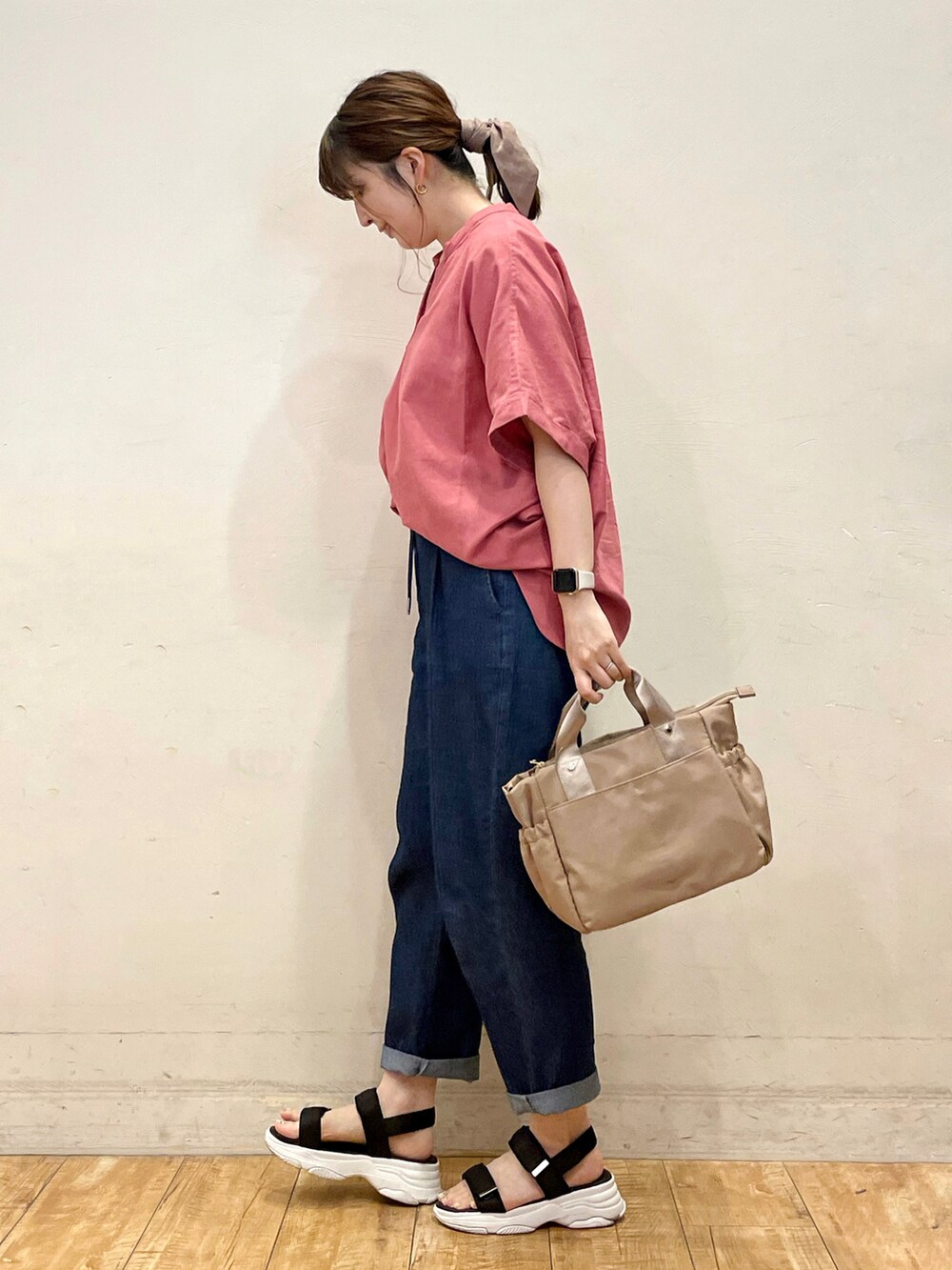 ピンク系のシャツ/ブラウス、ホワイト系のタンクトップ、ベージュ系のトートバッグを着用したレディースの夏コーディネートの3枚目の写真